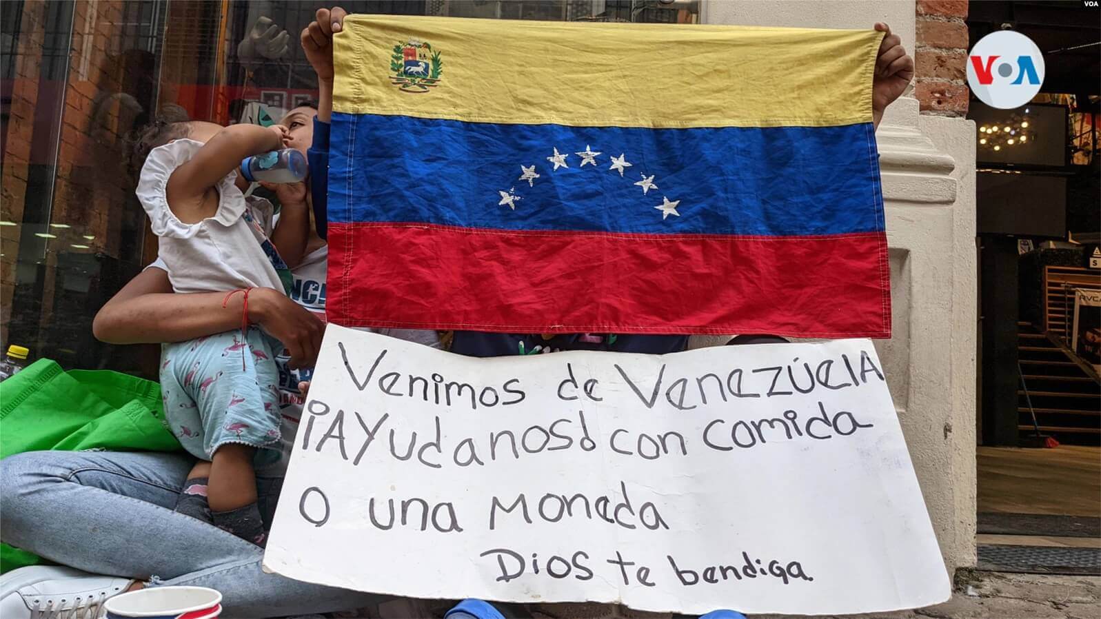 Una familia venezolana pernoctando en el centro de San José, Costa Rica a inicios de octubre de 2022. [Foto Miguel Bravo, VOA]