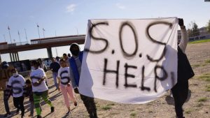 Migrantes venezolanos expulsados de EEUU bajo el Título 42 protestan en las riberas del Río Grande, en Ciudad Juárez, México, el 19 de octubre de 2022.