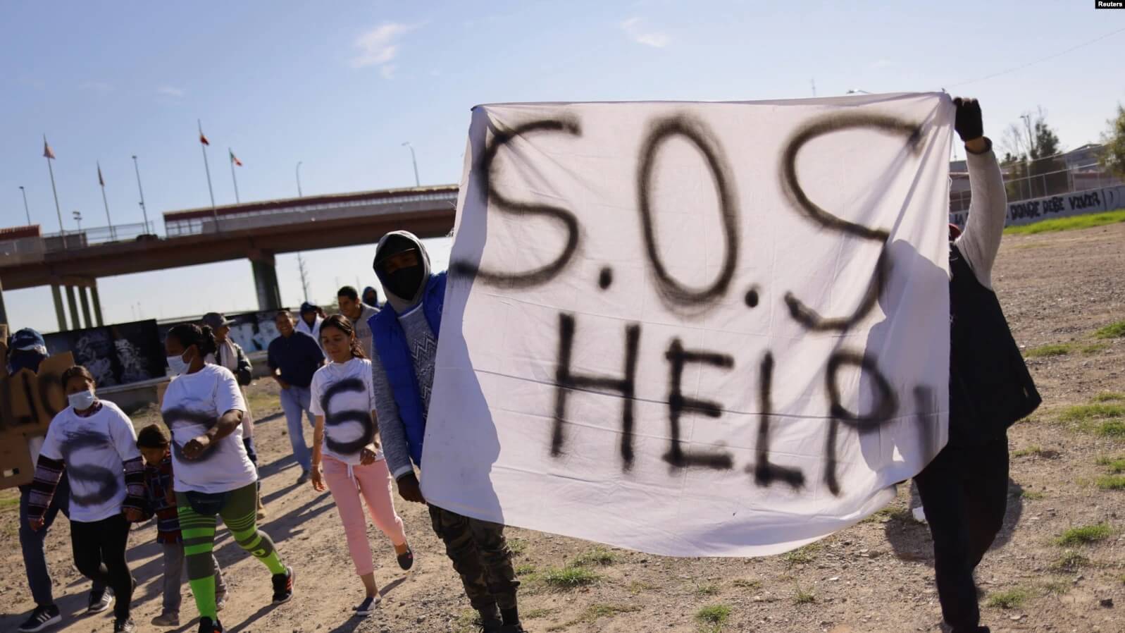 Migrantes venezolanos expulsados de EEUU bajo el Título 42 protestan en las riberas del Río Grande, en Ciudad Juárez, México, el 19 de octubre de 2022.