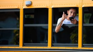 ARCHIVO - Un migrante es trasladado desde Texas a Martha's Vinyard, EEUU, en un autobús escolar.