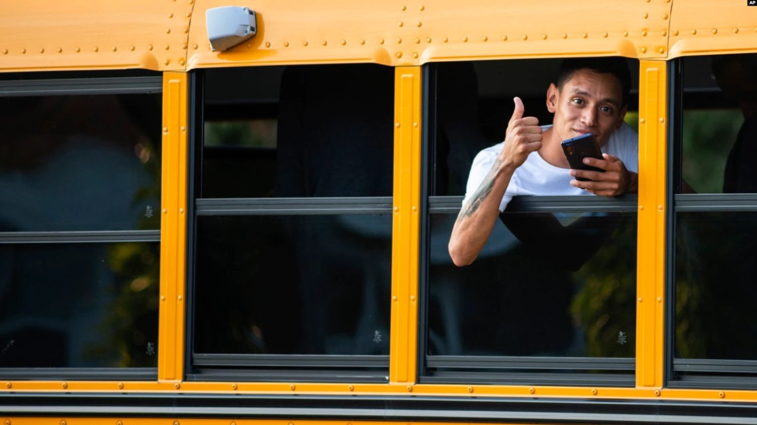 ARCHIVO - Un migrante es trasladado desde Texas a Martha's Vinyard, EEUU, en un autobús escolar.