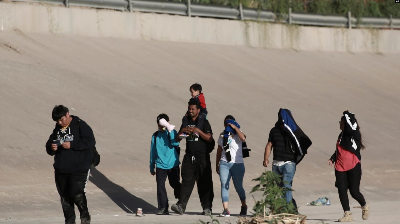 Un grupo de migrantes venezolanos camina hacia la frontera de Estados Unidos para entregarse a la patrulla fronteriza en Ciudad Juárez, México, el jueves 13 de octubre de 2022. Título 42