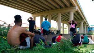 ARCHIVO - Migrantes esperando a ser procesados por la Patrulla Fronteriza tras cruzar de forma ilegal el Río Bravo desde México y hasta Estados Unidos, en Eagle Pass, Texas, el viernes 26 de agosto de 2022.