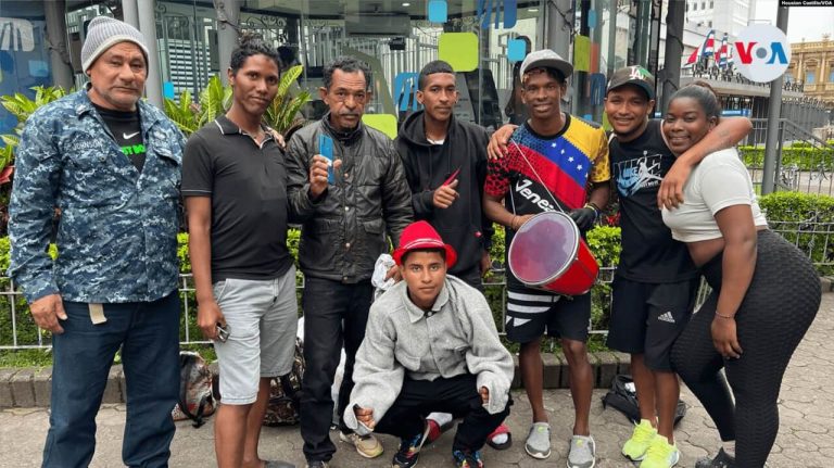 Un grupo de migrantes venezolanos en San José, Costa Rica. Foto Houston Castillo, VOA.