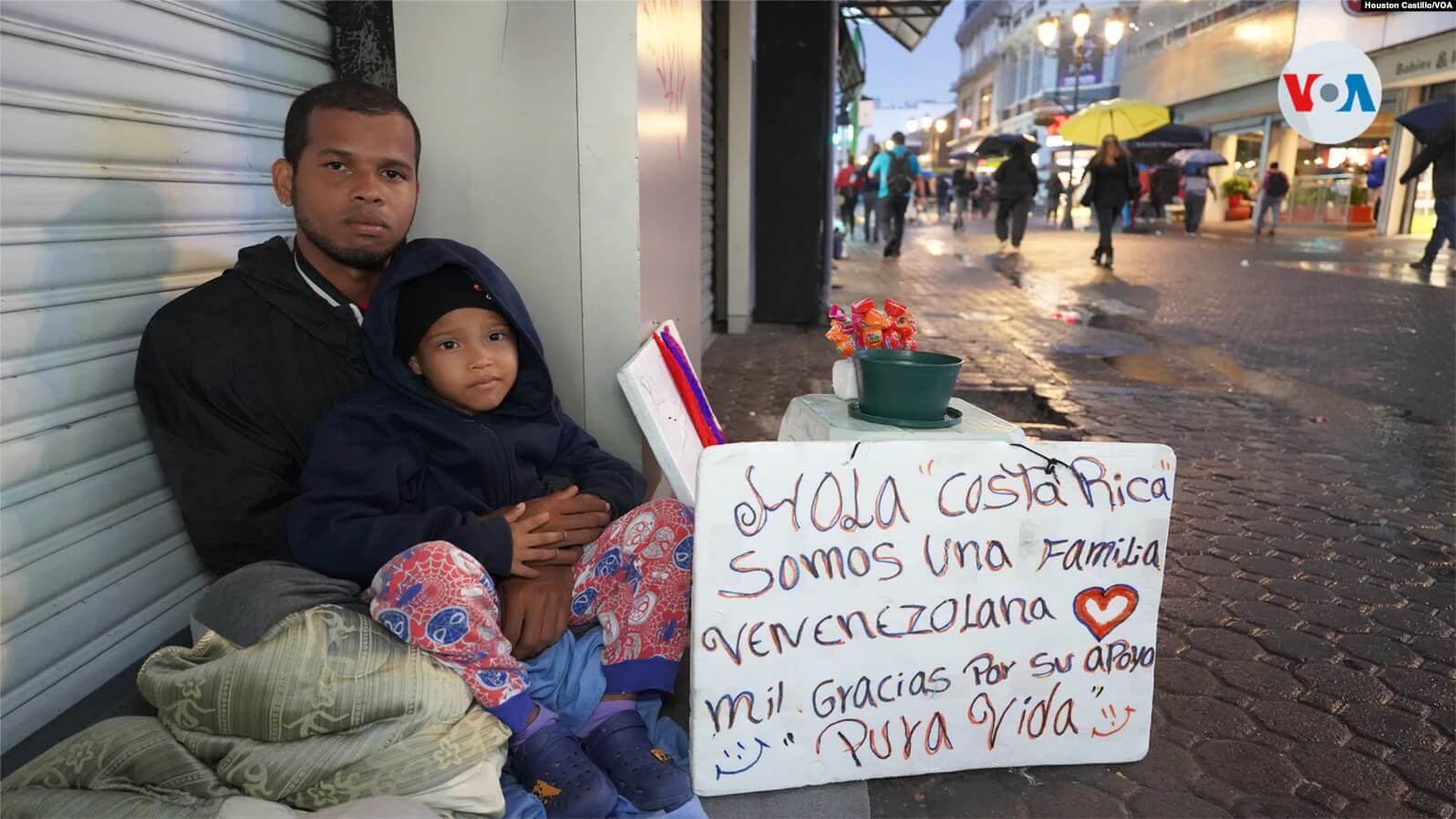 Un migrante venezolano junto a su hijo en una calle céntrica de San José, Costa Rica. Foto: Houston Castillo, VOA