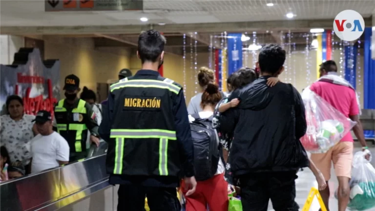 Migrantes venezolanos retornados por autoridades de inmigración.