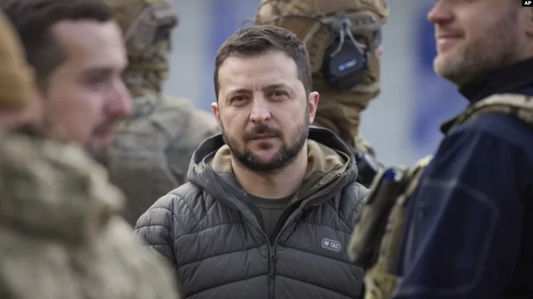 En esta imagen proporcionada por la oficina de prensa de Ucrania y compartida en Facebook, el presidente de Ucrania, Volodymyr Zelenskyy, durante su visita a Jersón, Ucrania, el lunes 14 de noviembre de 2022. (Oficina Presidencial de Ucrania via AP)