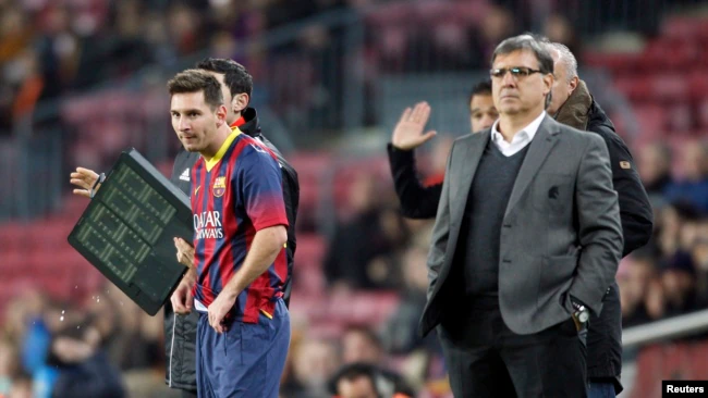 Lionel Messi (I) también estuvo bajo las órdenes de Gerardo Martino durante una temporada en el FC Barcelona. (REUTERS/Albert Gea)