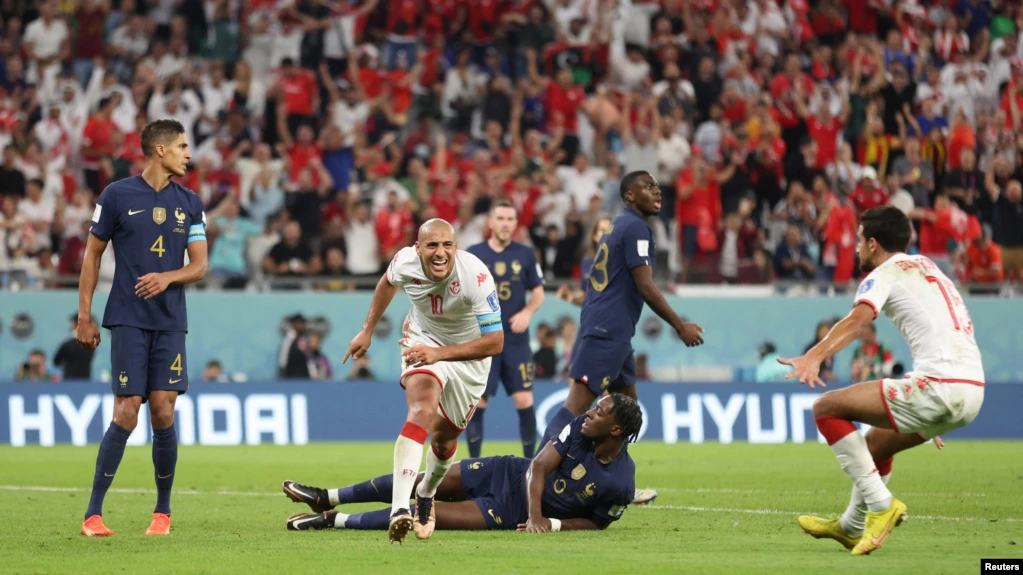 El Wahbi Khazri de Túnez celebra marcar su gol contra Francia (REUTERS/Carl Recine)