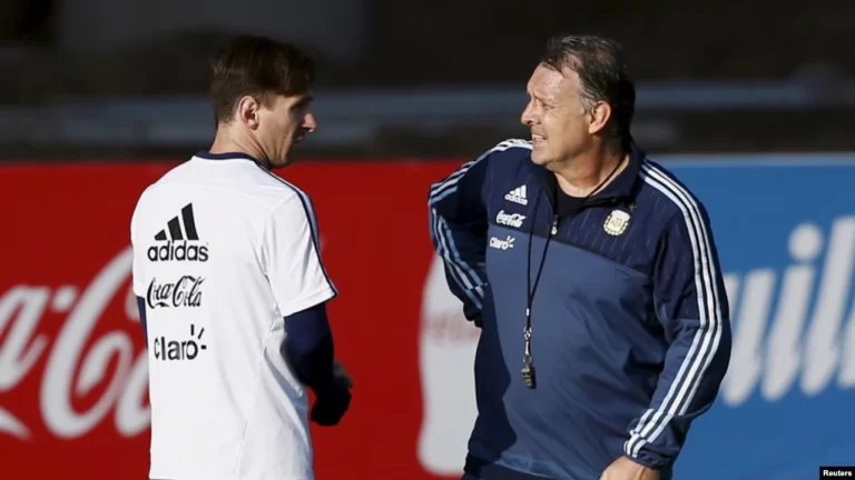 Gerardo Martino (D) entrenó a Lionel Messi (I) en la selección de Argentina. Ahora es el seleccionador de México . (REUTERS/Marcos Brindici)