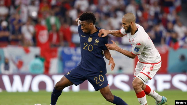 Kingsley Coman (20) regatea a Aissa Laidouni (14) durante el partido de hoy en Qatar. (Crédito: Yukihito Taguchi-USA TODAY Sports)