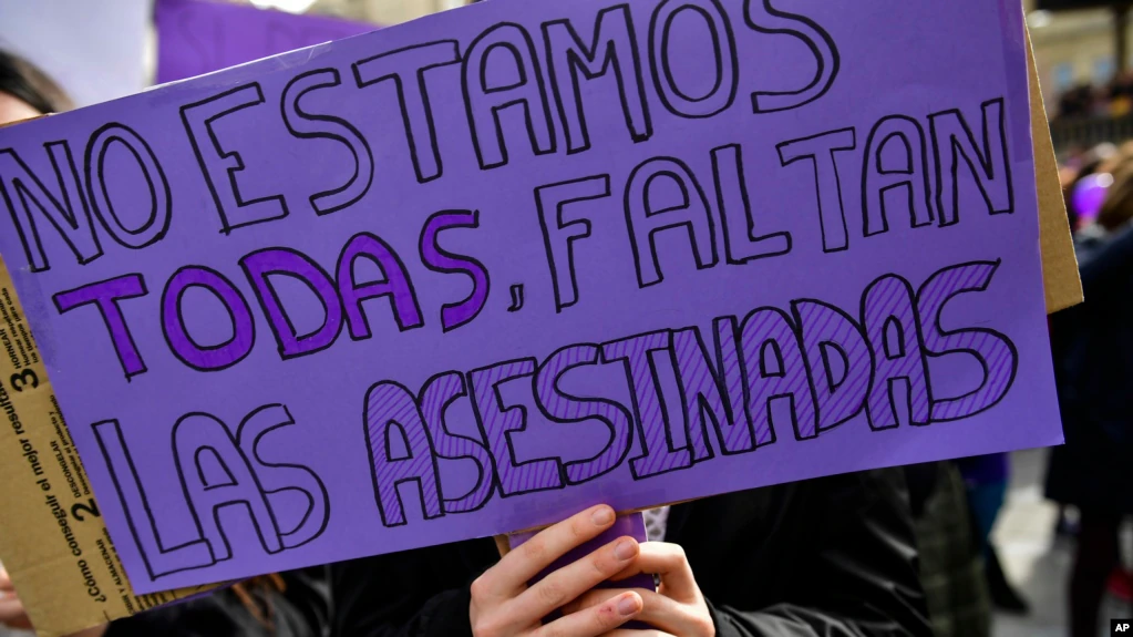 Miles de activistas salieron a las calles de las principales ciudades de países como México, Colombia, Perú, Argentina y España, en el marco del Día Internacional de la Eliminación de la Violencia contra la Mujer.