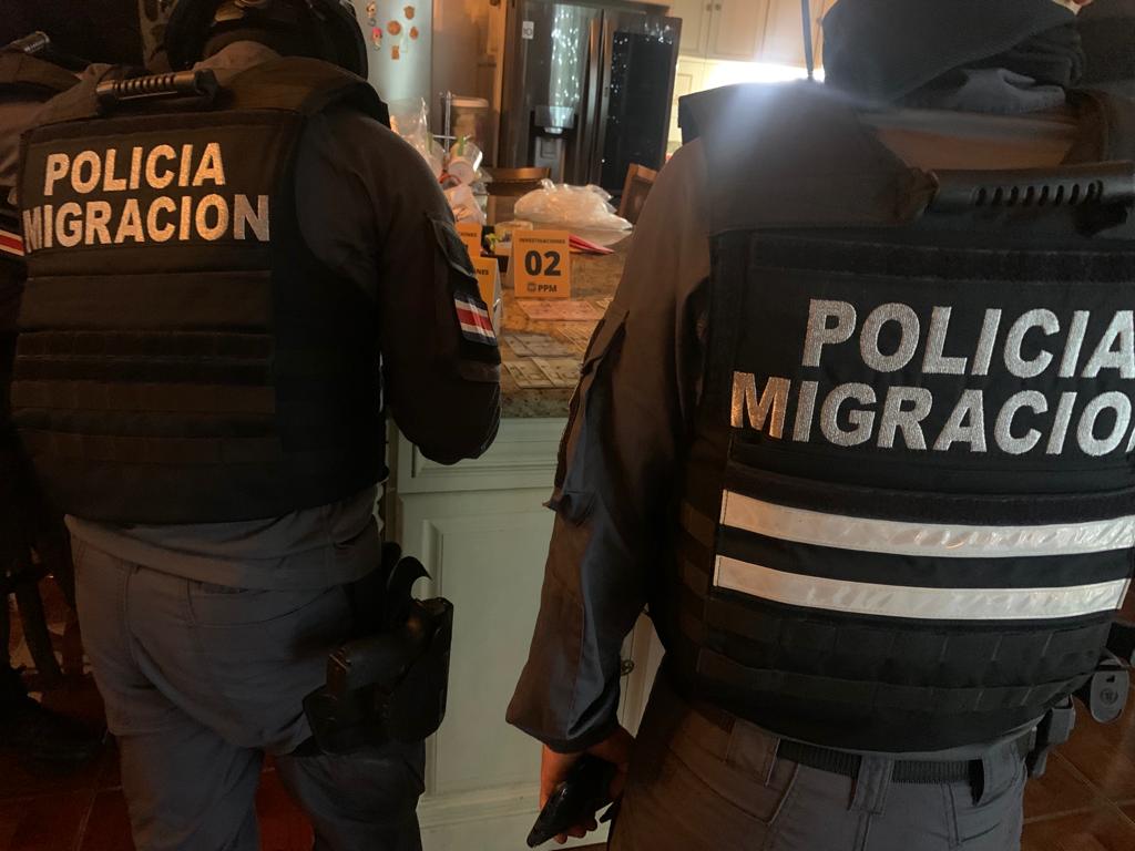 agentes de la policia de migracion de costa rica al momento de allanar una vivienda en donde trataban personas