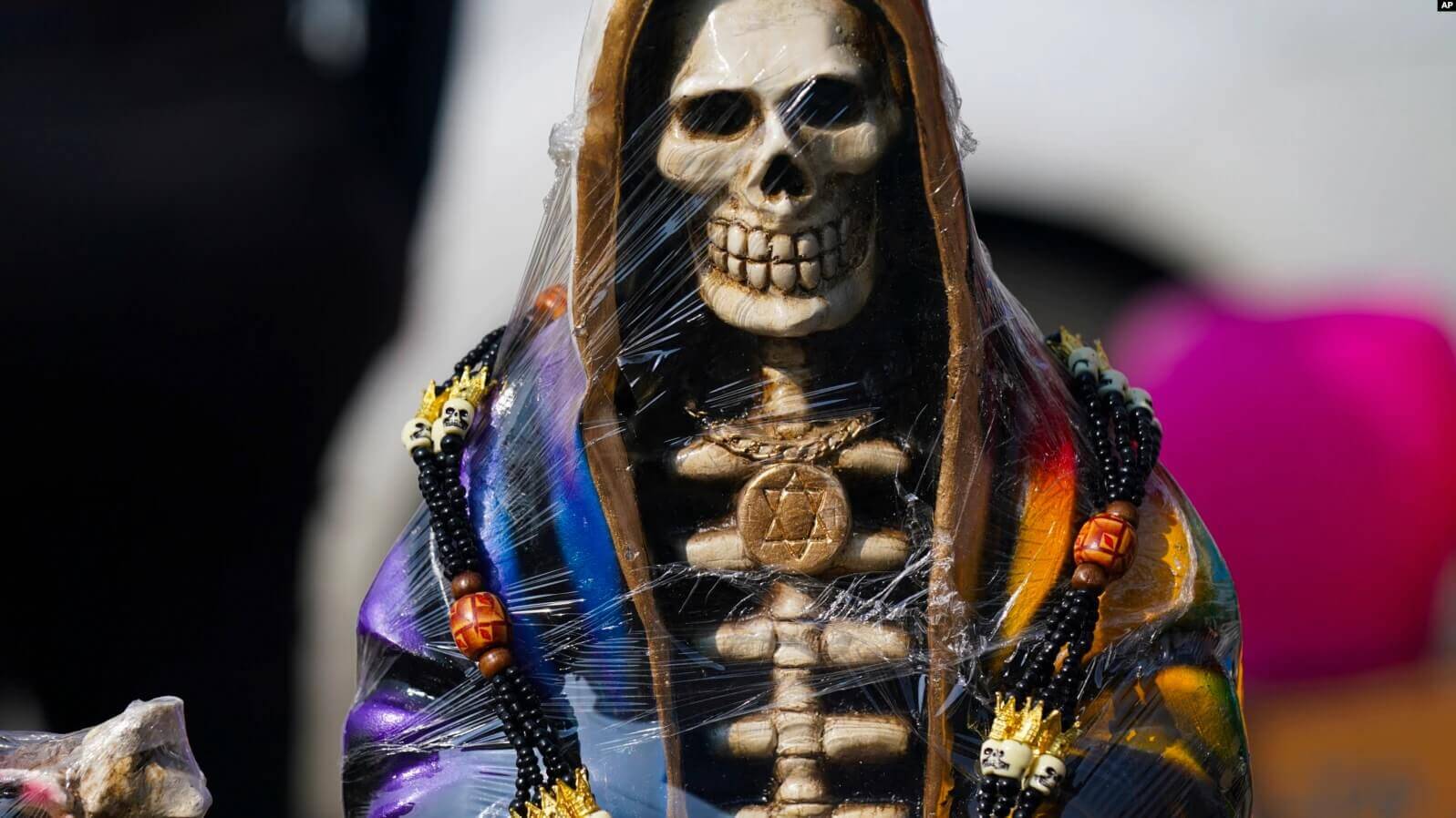 Los vendedores exhiben estatuas ornamentadas de "La Santa Muerte", en el barrio de Tepito de la Ciudad de México, el martes 1 de noviembre de 2022.