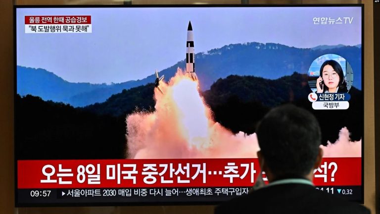 Una pantalla de televisión en Corea del Sur muestra tomas de pruebas de misiles de Corea el Norte en Seúl el 2 de noviembre de 2022.