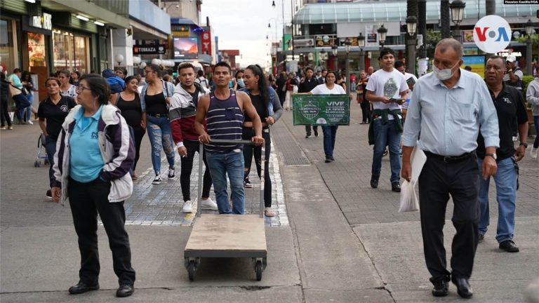 Transeúntes en San José, Costa Rica. [Foto Houston Castillo, VOA]