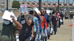 Agentes de la Patrulla Fronteriza de Estados Unidos devuelven a un grupo de migrantes a territorio mexicano, el 25 de julio de 2019.