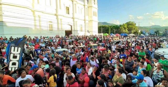 matagalpinos concentrados en las afueras de la catedral de esa ciudad