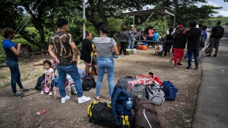 Migrantes nicaragüenses en territorio de Costa Rica esperando transporte público para trasladarse a San José y a diferentes destinos del territorio del sur. [Oscar Navarrete: La Prensa- VOA] Movilidad Segura