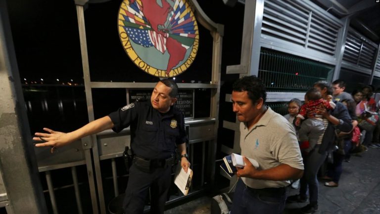 ARCHIVO - Un agente fronterizo estadounidense le da indicaciones a una familia de migrantes nicaragüenses que desean obtener asilo en EEUU, en la frontera entre Laredo, Texas, y Nuevo Laredo, México.