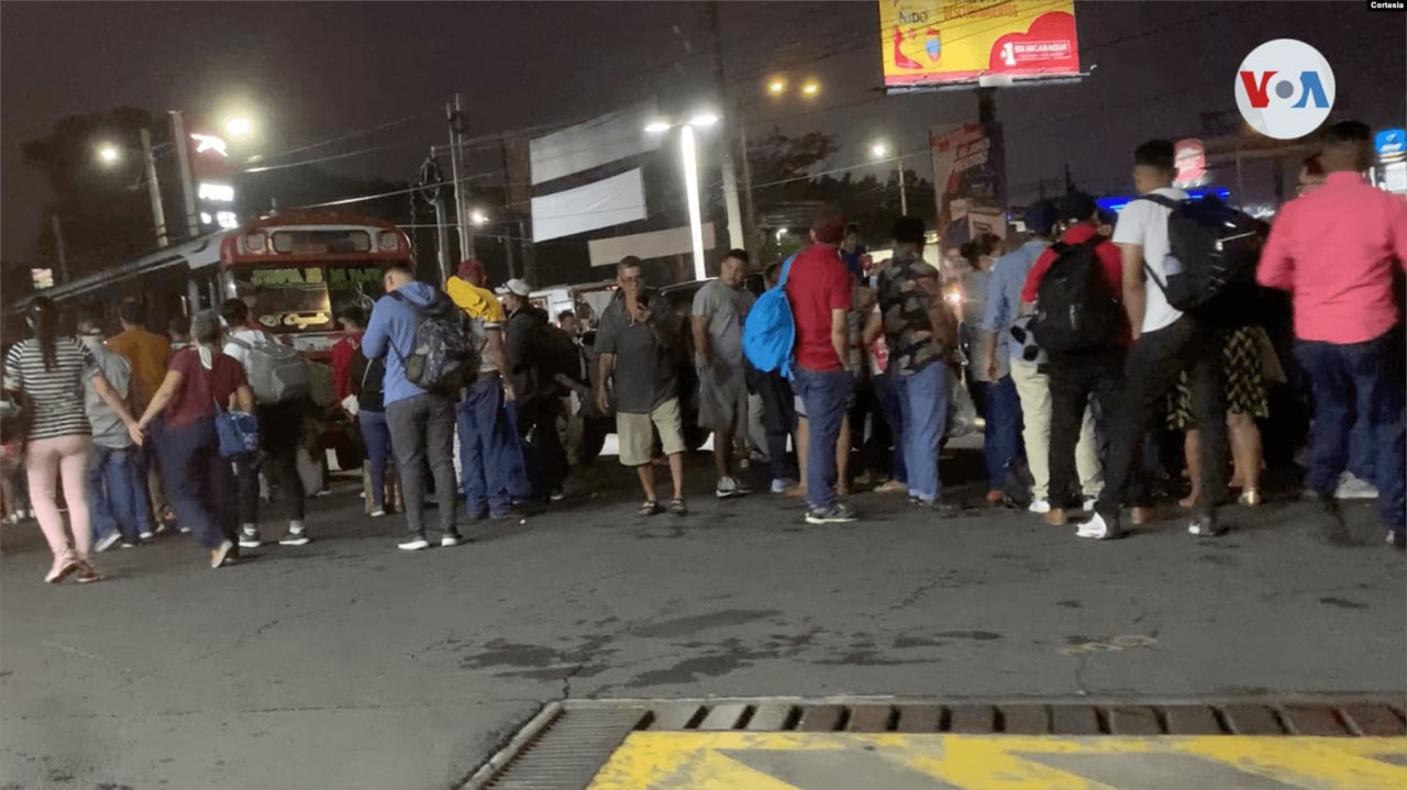 Migrantes nicaragüenses antes de salir en autobús rumbo a Guatemala. [Foto: Cortesía]