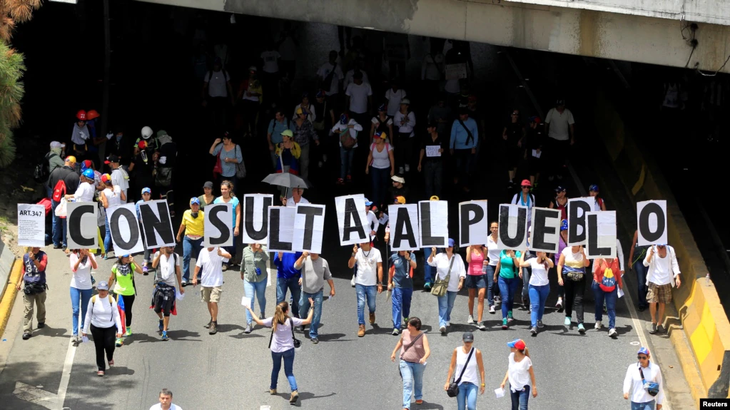 partidarios de la oposicion se manifiestan contra el presidente de venezuela nicolas maduro en caracas en mayo de 2017