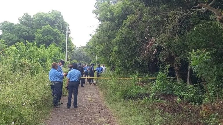 Policía encuentra cuerpo de mujer sin vida en una finca en León.