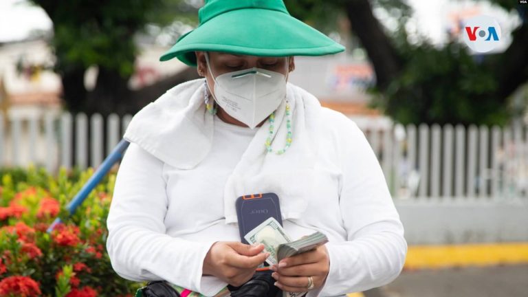 Cada vez más Nicaragua depende de las remesas producto del exilio de cientos de ciudadanos. Foto VOA