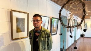 El estudiante de antropología nacido en Nicaragua y actualmente en Costa Rica, "Rey Mng", es coator de la pieza "Sueños de Libertad", expuesta durante la muestra anual de grabado y estampa de la Universidad de Costa Rica. [Foto: Houston Castillo]