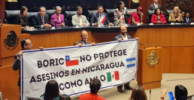 Oposición en Senado de México protesta durante visita de Gabriel Boric.