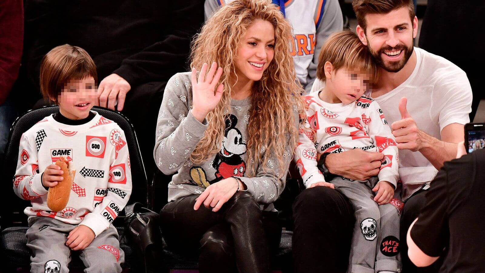 Shakira y Piqué con sus hijos Milán y Sasha