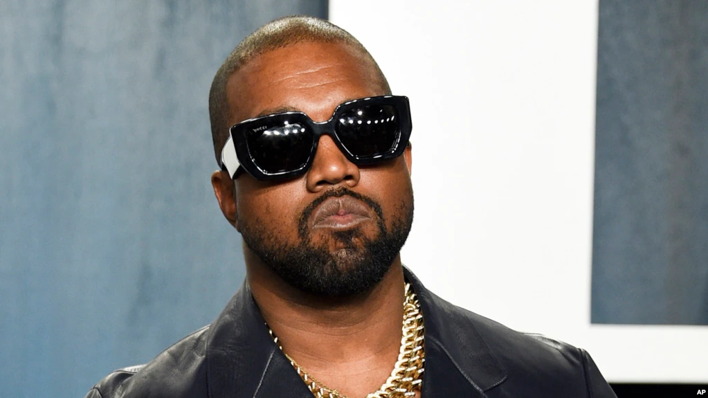 ARCHIVO - Kanye West llega a la ceremonia de los Oscar de Vanity Fai,r el 9 de febrero de 2020 en Beverly Hills, California.