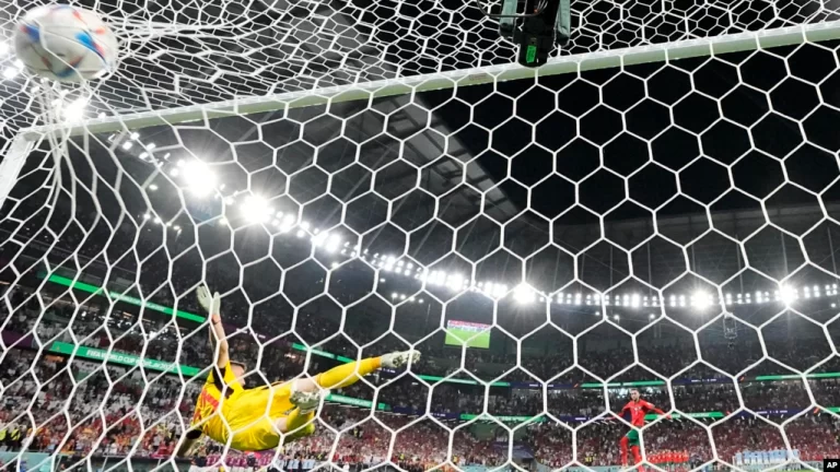 El arquero marroquí Yassine Bounou ataja un penal ante España durante una tanda desde los 12 pasos en el partido por los octavos de final del Mundial, en Rayán, Qatar, el martes 6 de diciembre de 2022.