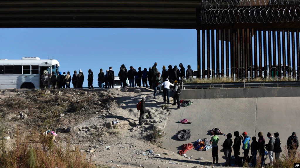 Migrantes esperan para subirse a un autobús de las autoridades estadounidenses después de cruzar la frontera de Ciudad Juárez, México, a El Paso, EEUU, el 12 de diciembre de 2022. El alcalde de la ciudad fronteriza de Texas declaró el estado de emergencia el 17 de diciembre.