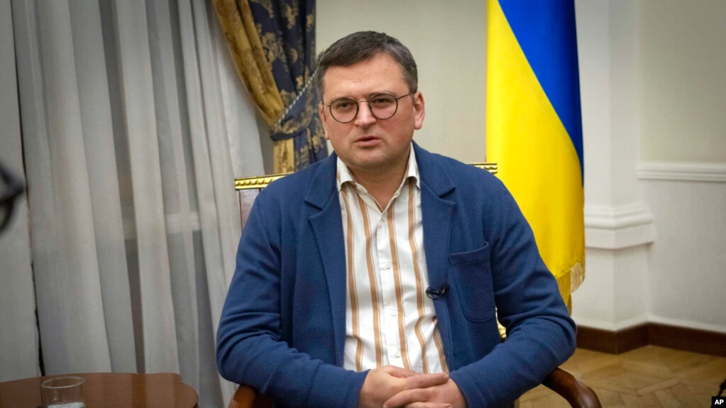 El ministro de Relaciones Exteriores de Ucrania, Dmytro Kuleba, habla durante una entrevista con The Associated Press en Kiev, Ucrania, el 26 de diciembre de 2022.