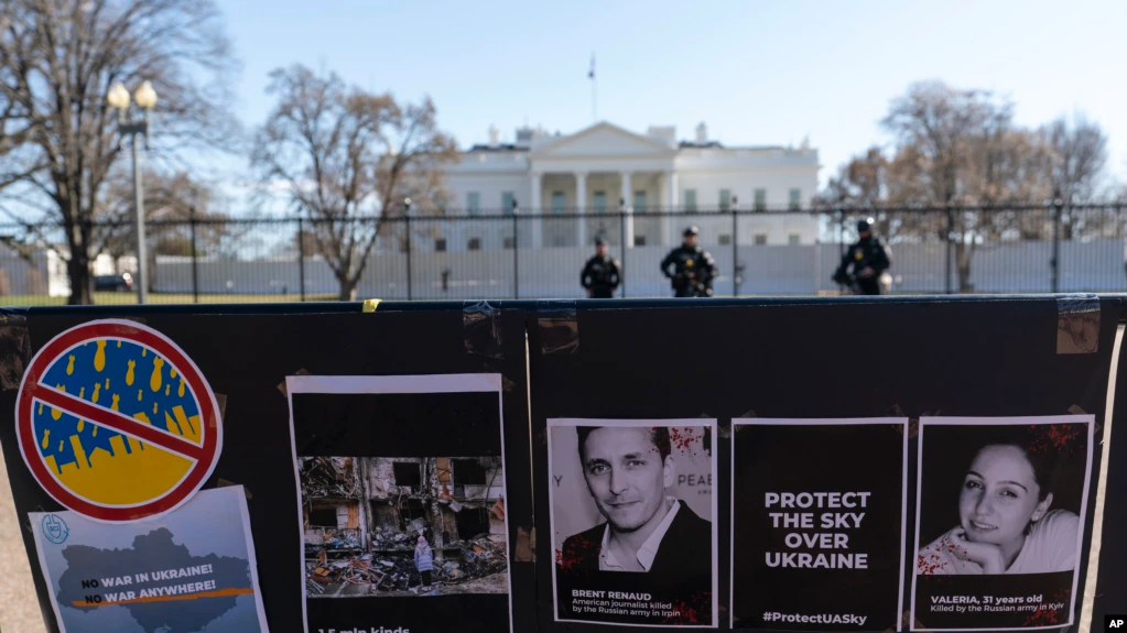 ARCHIVO - Carteles e imágenes de reporteros muertos, incluido el periodista Brent Renaud, se muestran en una valla durante una protesta contra la invasión rusa de Ucrania en el Parque Lafayette cerca de la Casa Blanca, el 13 de marzo de 2022 en Washington.