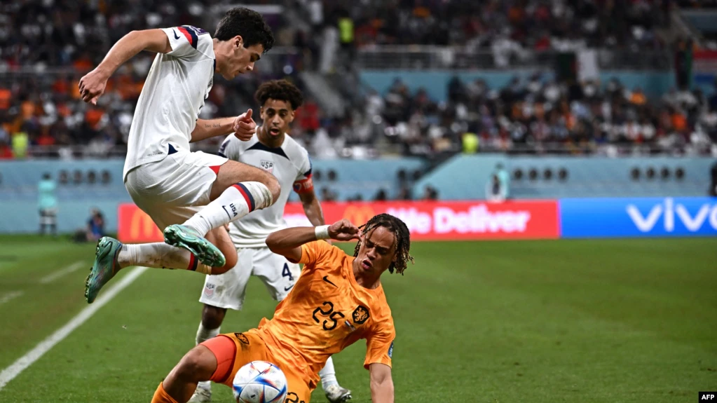 El delantero de EEUU, Giovanni Reyna, lucha por el balón con el mediocampista de Holanda, Xavi Simons, durante el partido de octavos de final de la Copa Mundial de Qatar 2022 en el Estadio Internacional Khalifa en Doha el 3 de diciembre de 2022.