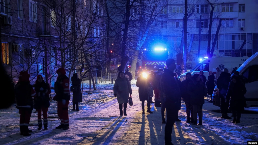 Residentes locales se reúnen cerca de un edificio destruido por un ataque con drones rusos, mientras continúa su ataque contra Ucrania, en Kiev, Ucrania, el 14 de diciembre de 2022. REUTERS/Gleb Garanich