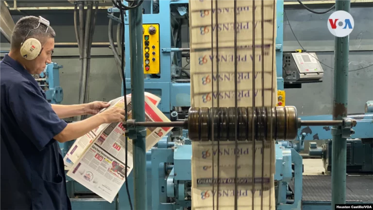 ARCHIVO. Un hombre supervisa la impresión del diario La Prensa de Nicaragua en 2018. En ese entonces la materia prima que hacía posible la impresión del periódico se encontraba retenida. Hoy en día desapareció en papel y su edificio fue confiscado.