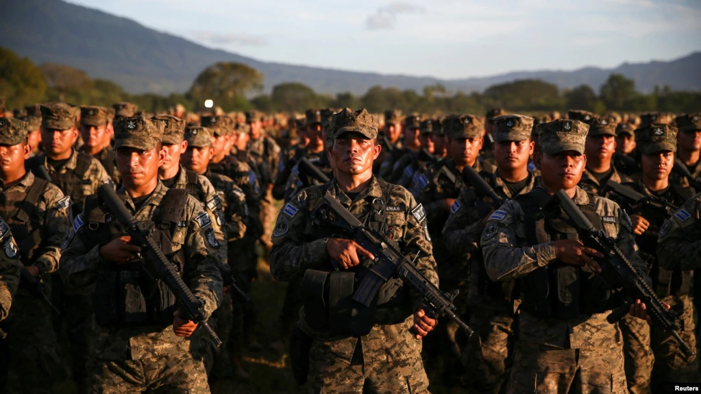 Imagen de las fuerzas armas salvadoreñas durante el anuncio del presidente Nayib Bukele de la quinta fase del Plan de Control Territorial en San Salvador, El Salvador.