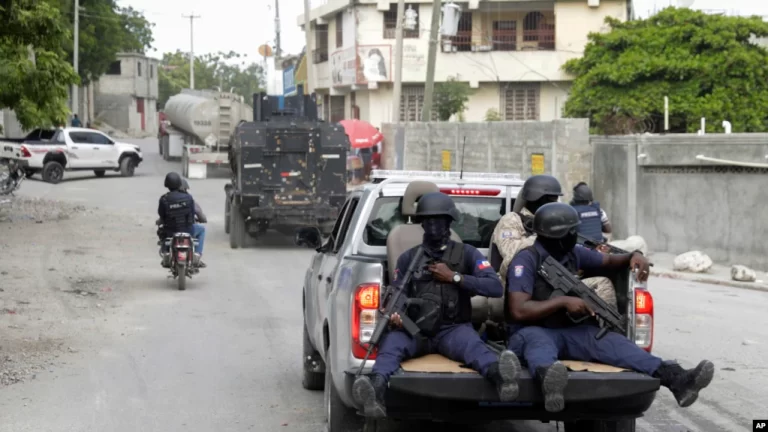 ARCHIVO - Una caravana policial escolta camiones de combustible que llevan gas desde la terminal de Varreux, en Puerto Príncipe, Haití, el 8 de noviembre de 2022.