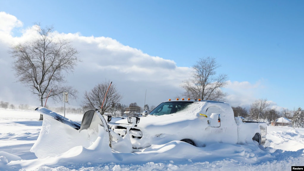 Una barredora de nieve atrapara por la tormenta invernal en Búfalo, Nueva York, el 24 de diciembre de 2022.