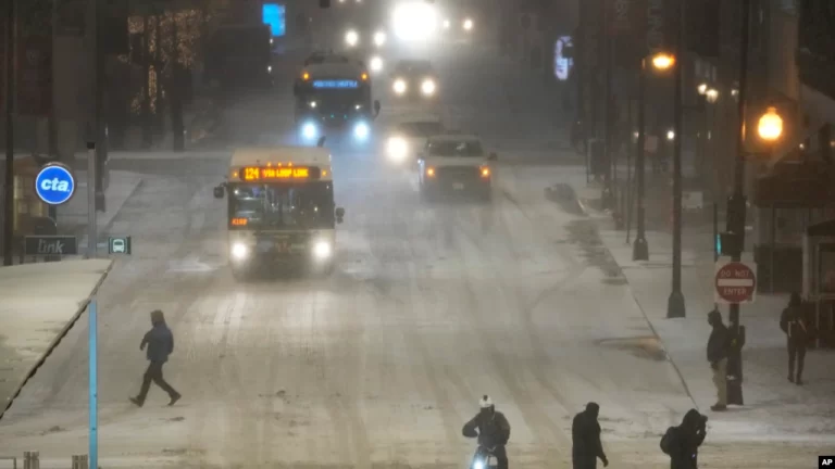 La nieve se acumula en una avenida de Chicago en una masiva tormenta invernal el jueves 22 de diciembre de 2022.