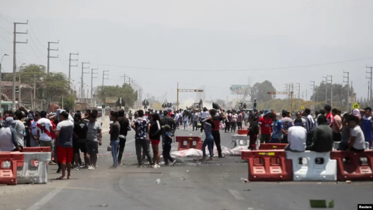 Manifestantes bloquean una carretera mientras exigen elecciones anticipadas y la liberación del derrocado líder peruano Pedro Castillo, en Ica, Perú, el13 de diciembre de 2022. REUTERS/Sebastian Castaneda