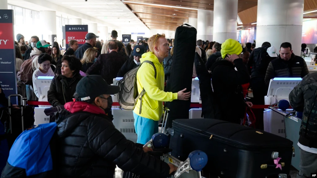 Pasajeros dejan sus maletas en el área de equipajes en el Aeropuerto Internacional de Los Ángeles el 19 de diciembre de 2022.