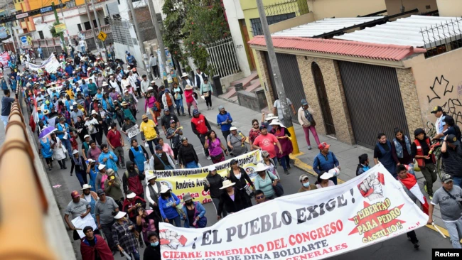 Manifestantes que exigen la disolución del Congreso y elecciones participan en una manifestación en Arequipa, Perú, el 13 de diciembre de 2022. REUTERS