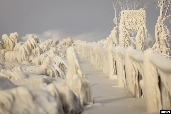 Hielo formado por las olas del lago Eire en Nueva York el 24 de diciembre de 2022.