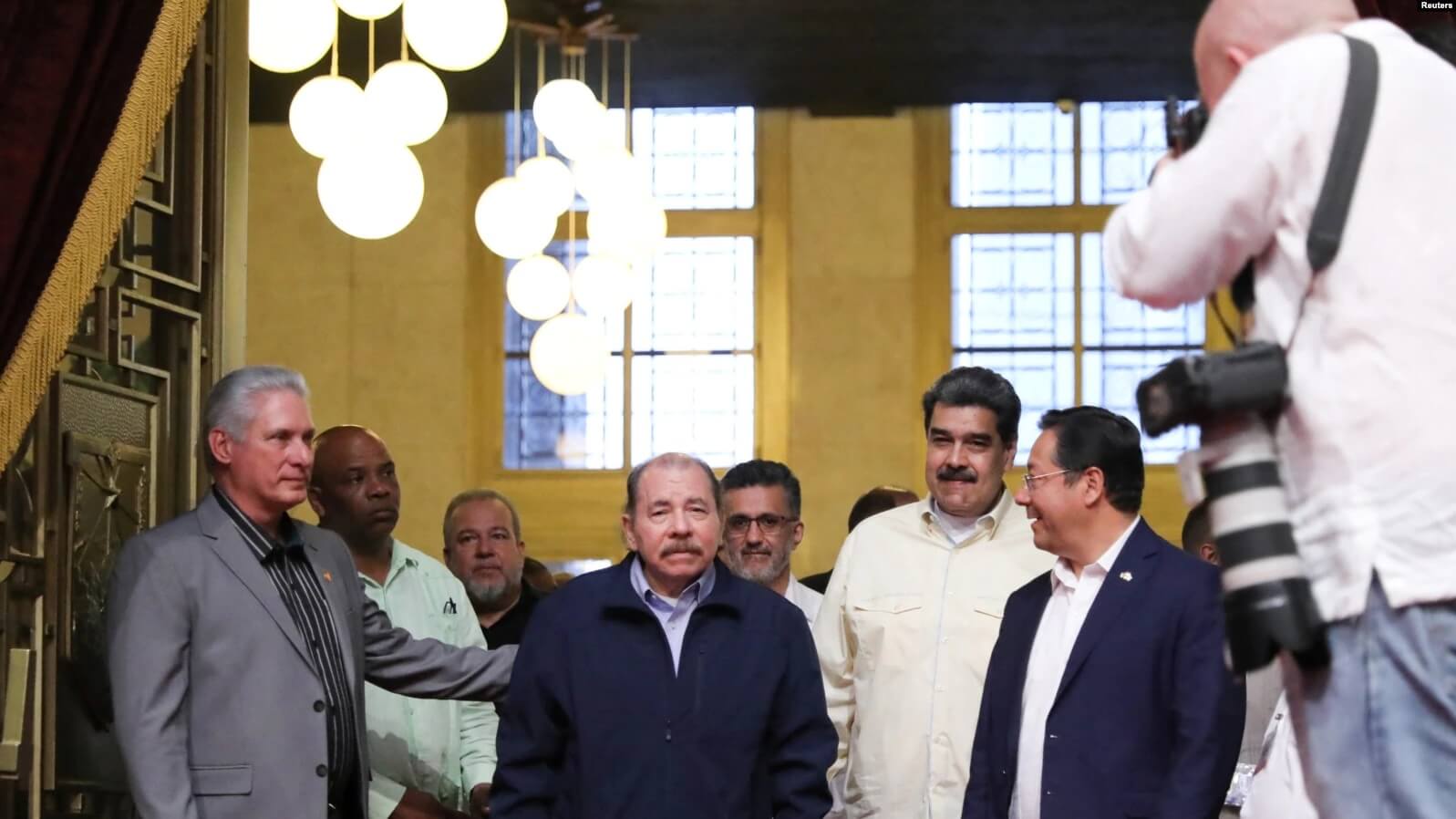 El presidente de Nicaragua, Daniel Ortega, al centro, llega al Palacio de la Revolución para asistir a una reunión con representantes del grupo ALBA en La Habana, Cuba, el 14 de diciembre de 2022. Cortesía del Palacio de Miraflores/ Vía REUTERS.