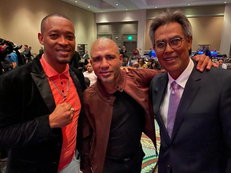 Dennis Martínez recibe importante reconocimiento.