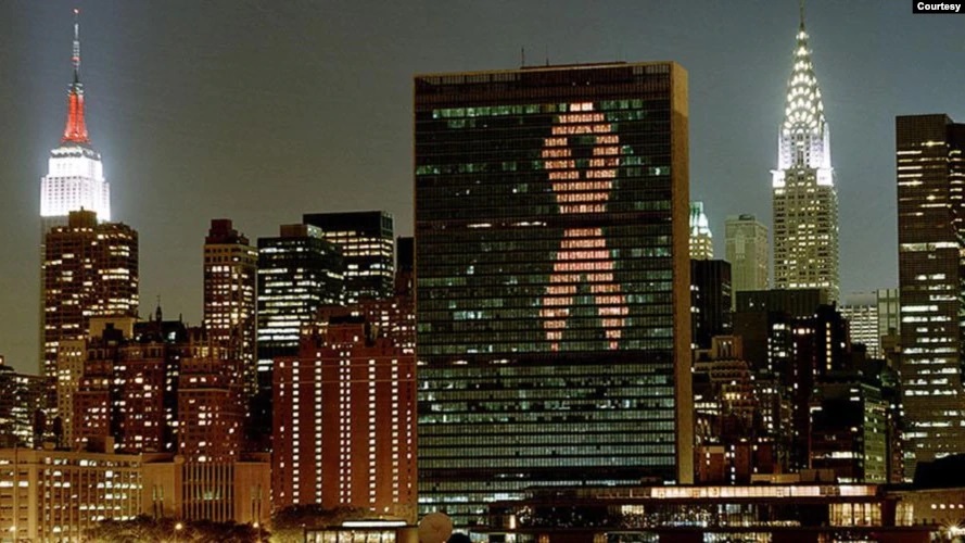 Símbolo de la lucha contra el Sida en un edificio de las Naciones Unidas en la ciudad de Nueva York.